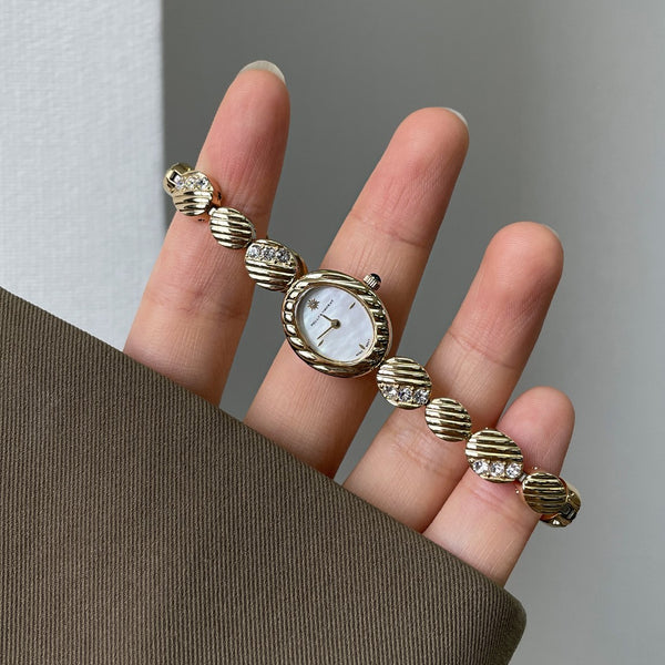Montre Rétro à l'Esthétique Raffinée